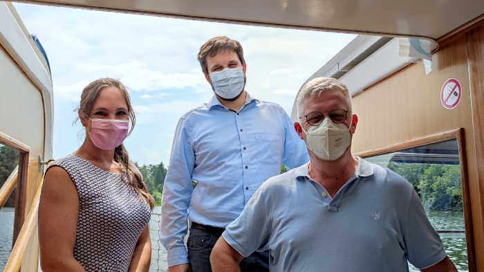 An bOrd des Schiffes: Annabell Krämer, Geschäftsführer Hinnerk Frahm und Jörg Hansen (von links nach rechts)