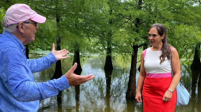 Professor Hans-Dieter Warda erklärt Annabell Krämer die Besonderheiten des Wasserwaldes (im Hintergrund)