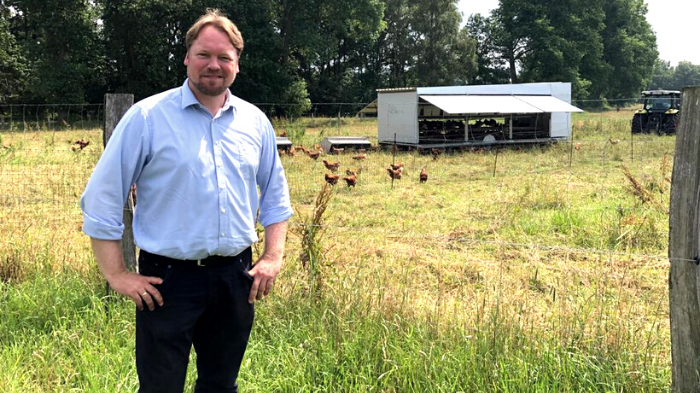 Oliver Kumbartzky vor dem Hühnerstall. Auf dem Haidehof werden alle Küken aufgezogen - unabhängig vom Geschlecht. Die langsam wachsenden männlichen Küken der traditionellen Rassen werden als Brathähnchen verkauft, während die weiblichen Küken Teil der Legefamilie werden.