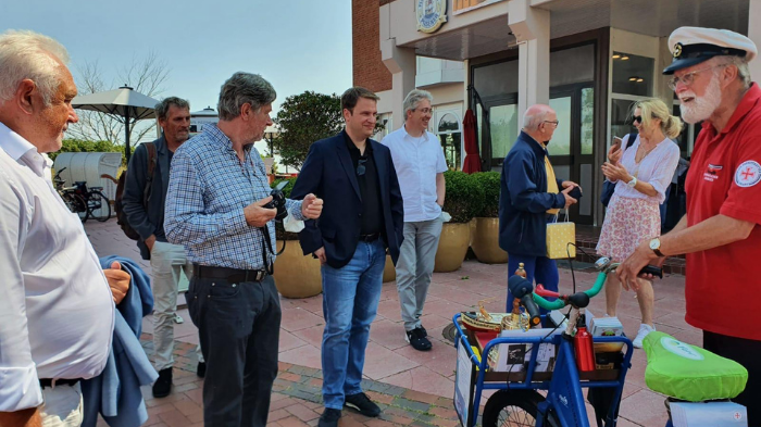 Christopher Vogt im Gespräch mit den Bürgern auf Föhr