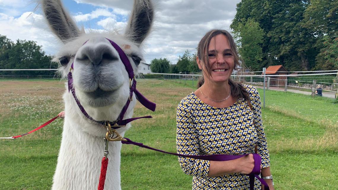 Annabell Krämer mit Lama Narnia