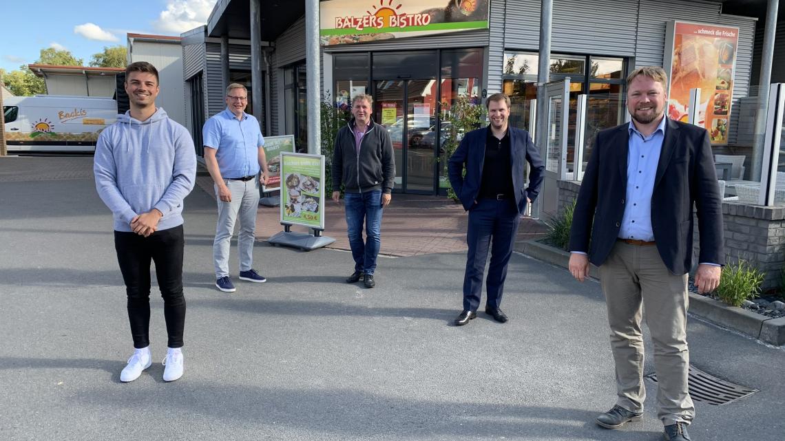 Vor der Bäckerei Balzer in Marne