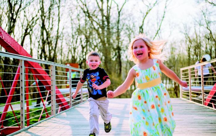 Laufende kleine Kinder