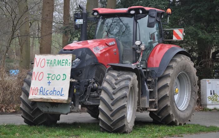 Trecker von Land schafft Verbindung