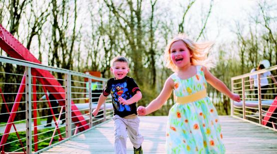 Laufende kleine Kinder